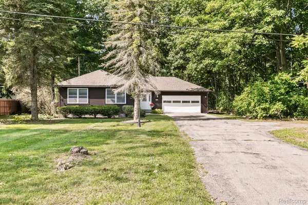 5569 LAKESHORE RD, Fort Gratiot Twp, MI 48059