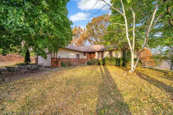 1581 S HICKORY RIDGE RD, Highland Twp, MI 48380