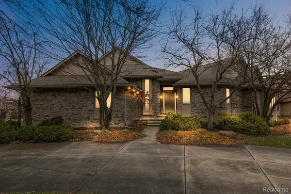 5385 POND BLUFF DR,  West Bloomfield Twp,  MI 48323