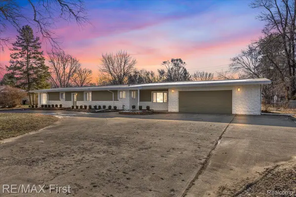 532 NICHOLS RD, Auburn Hills, MI 48326