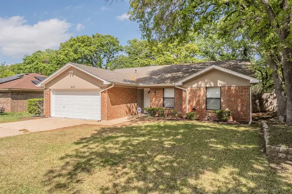 912 Red Oak Street, Azle, TX 76020