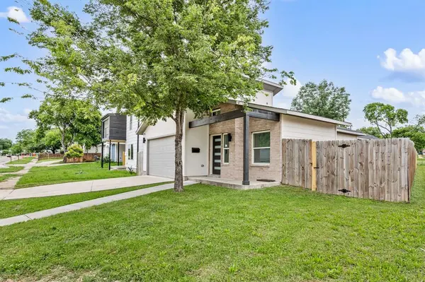 830 E Powell Avenue, Fort Worth, TX 76104