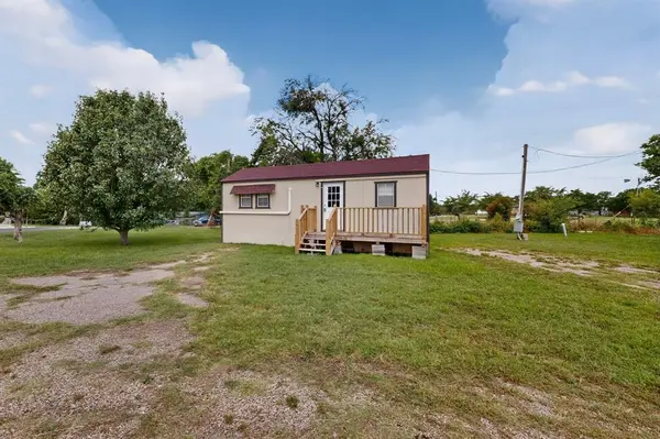 1661 E 2nd Street, Cleburne, TX 76031