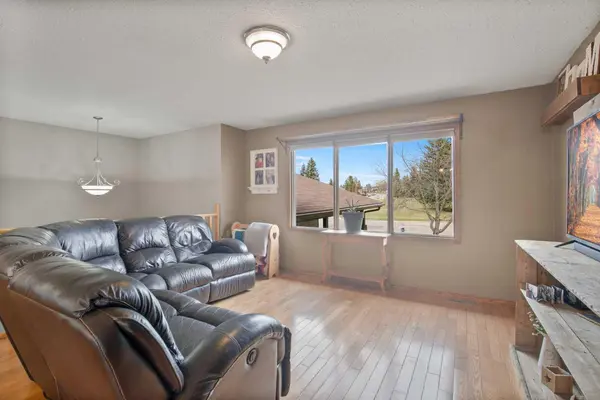 5315 37 ST, Innisfail, AB T4G 1G6