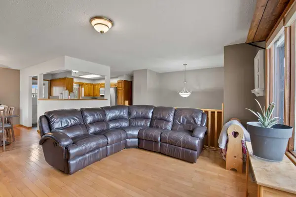 5315 37 ST, Innisfail, AB T4G 1G6