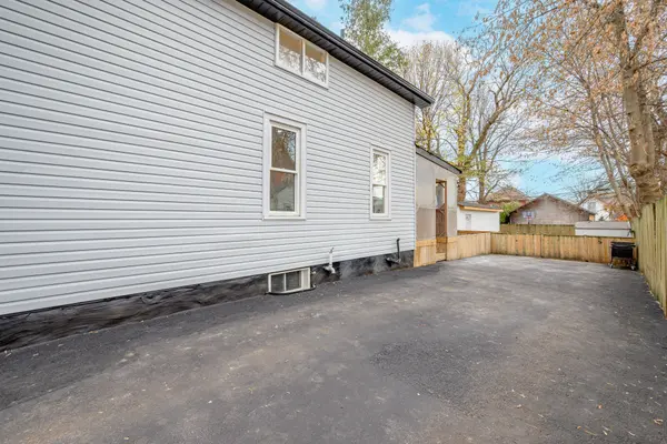 93 Agnes ST, Oshawa, ON L1G 1V3