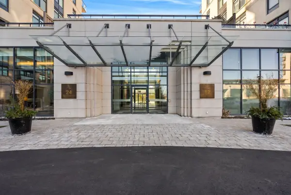12 Woodstream BLVD #520, Vaughan, ON L4L 8C3
