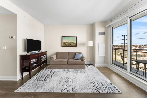 12 Woodstream BLVD #520, Vaughan, ON L4L 8C3