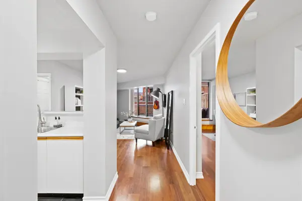 185 Robinson ST #202, Oakville, ON L6J 7P6