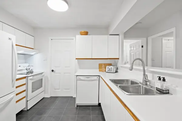 185 Robinson ST #202, Oakville, ON L6J 7P6