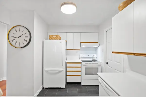 185 Robinson ST #202, Oakville, ON L6J 7P6