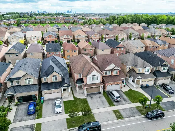 346 Panhellenic DR, Mississauga, ON L5W 0B9