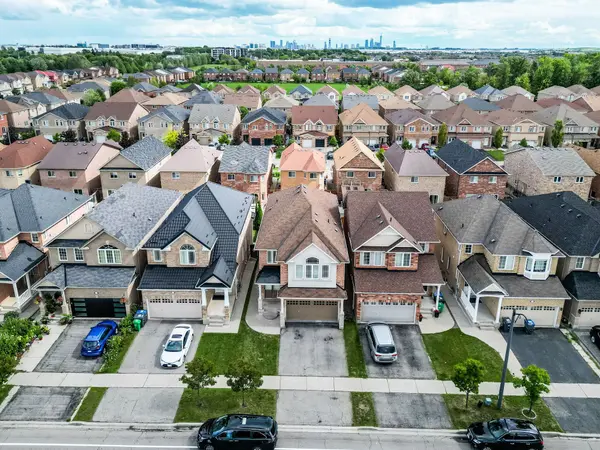 346 Panhellenic DR, Mississauga, ON L5W 0B9