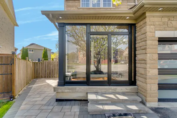 12 Raybeck CT, Brampton, ON L6Y 0K1