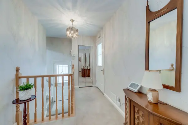 84 Ravenscrest DR, Toronto W08, ON M9B 5N3