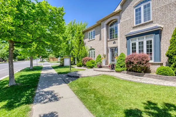 2389 Grand Oak TRL, Oakville, ON L6M 4V4