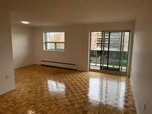 515 North Service RD #2-305, Mississauga, ON L5A 1B3