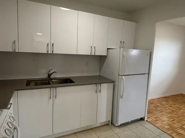 515 North Service RD #2-305, Mississauga, ON L5A 1B3