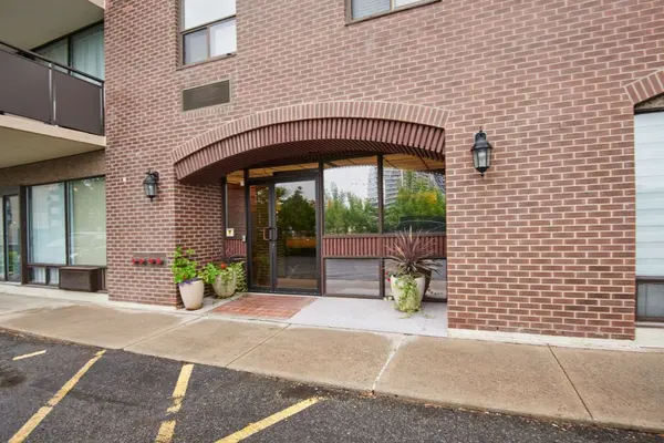 1190 Richmond RD #502, Woodroffe, ON K2B 8J3