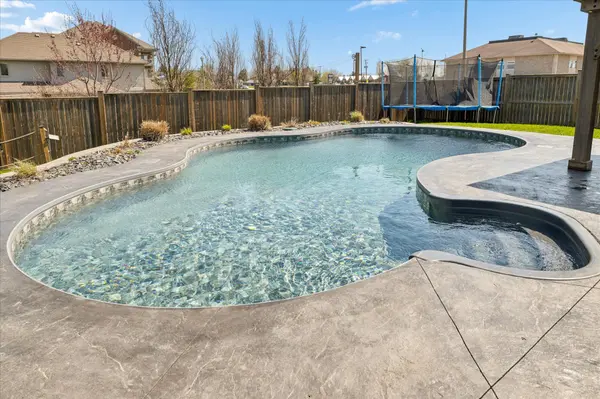 27 River Run RD, Mapleton, ON N0G 1P0