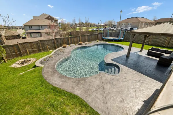 27 River Run RD, Mapleton, ON N0G 1P0