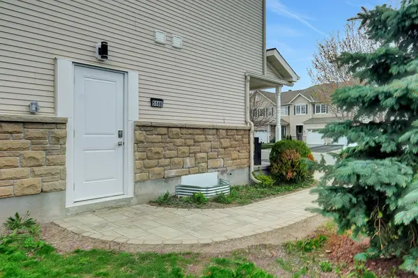 558 Ashbourne CRES #B, Barrhaven, ON K2J 0P6