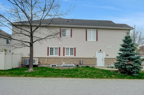 558 Ashbourne CRES #B, Barrhaven, ON K2J 0P6