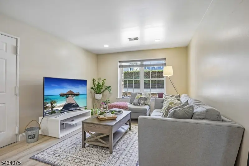 272-276 Walnut St #6D, Newark City, NJ 07105