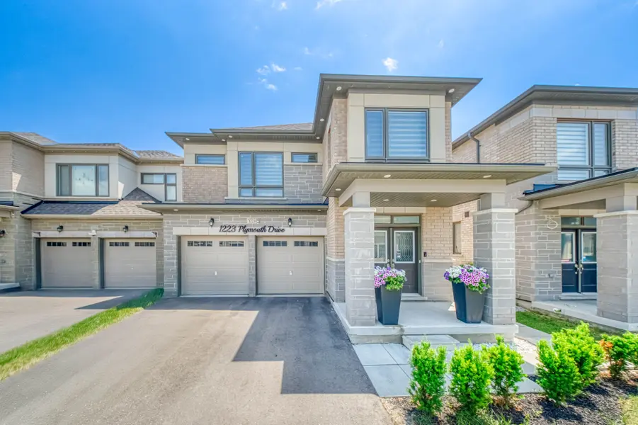 1223 Plymouth DR, Oshawa, ON L1L 0T4
