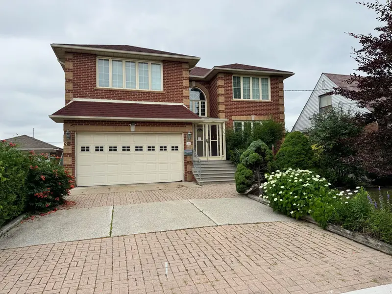 32 Creston RD, Toronto W04, ON M6A 1J1