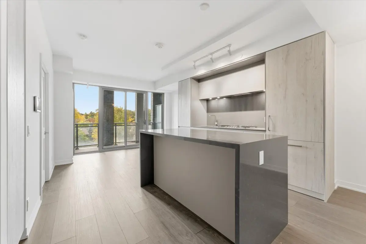 1 Hillsdale AVE W #301, Toronto C03, ON M4S 0E5
