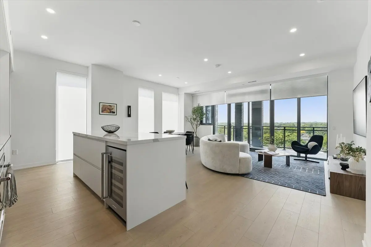 1 Hillsdale AVE W #1006, Toronto C03, ON M4S 0E5
