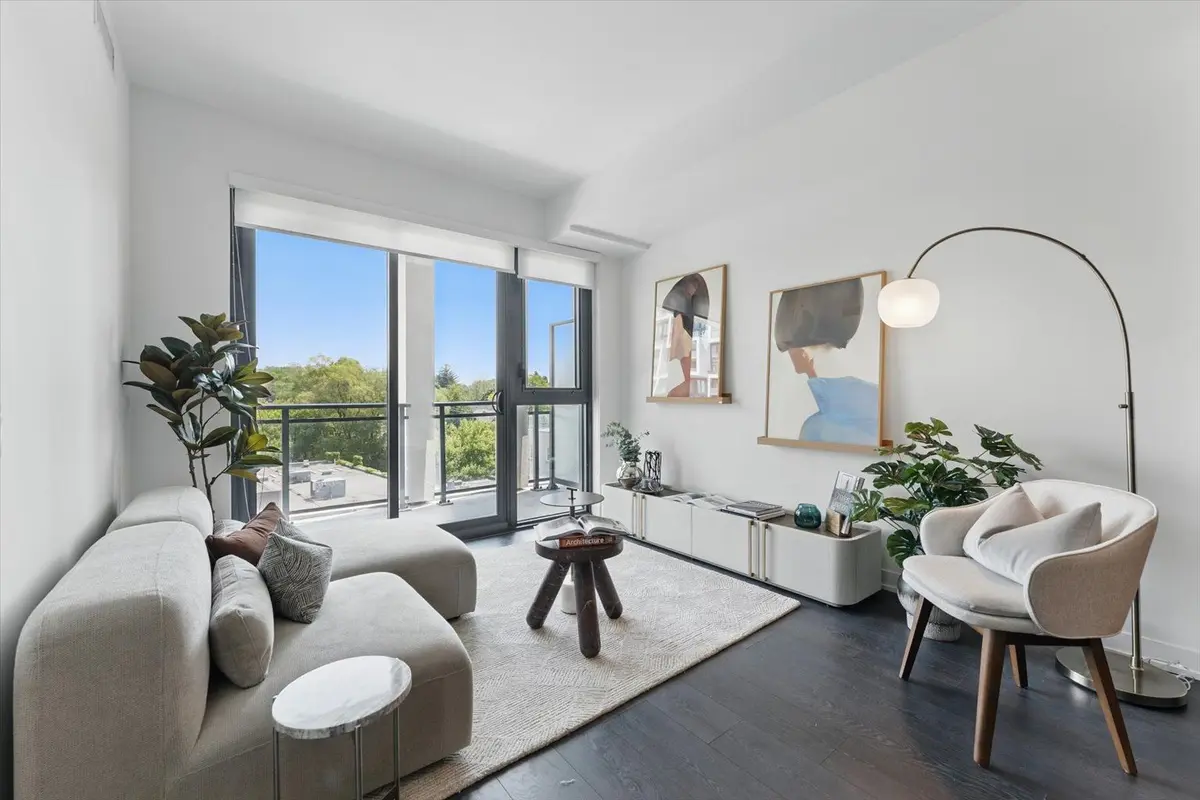 1 Hillsdale AVE W #406, Toronto C03, ON M4S 0E5