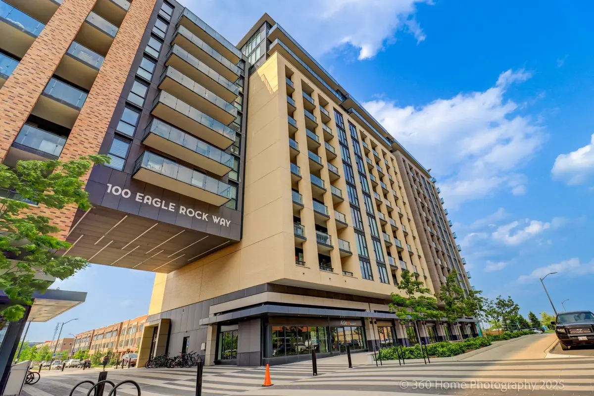 100 Eagle Rock WAY W #904, Vaughan, ON L6A 5B9