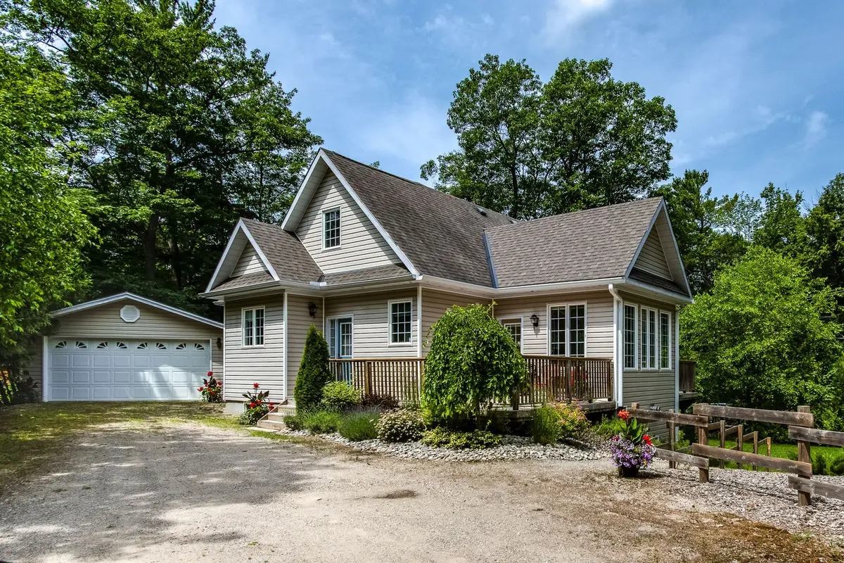 8 Woodward DR, Tiny, ON L0L 2J0