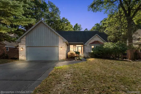6835 High Ridge RD, West Bloomfield Charter Township, MI 48324