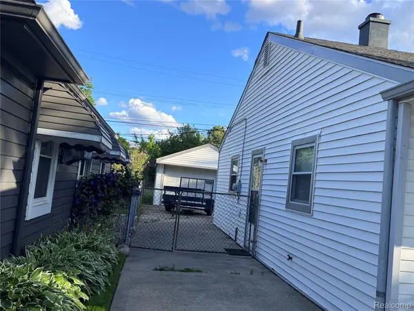 1412 E Goulson AVE, Hazel Park, MI 48030