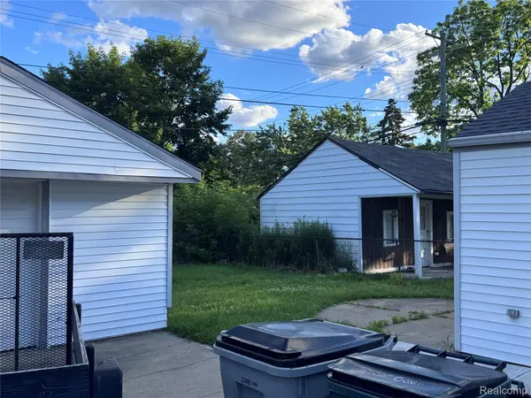 1412 E Goulson AVE, Hazel Park, MI 48030