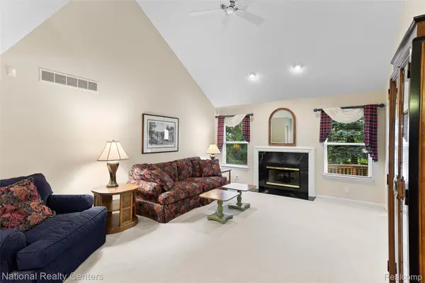 180 Winslow CIR, Commerce Charter Township, MI 48390