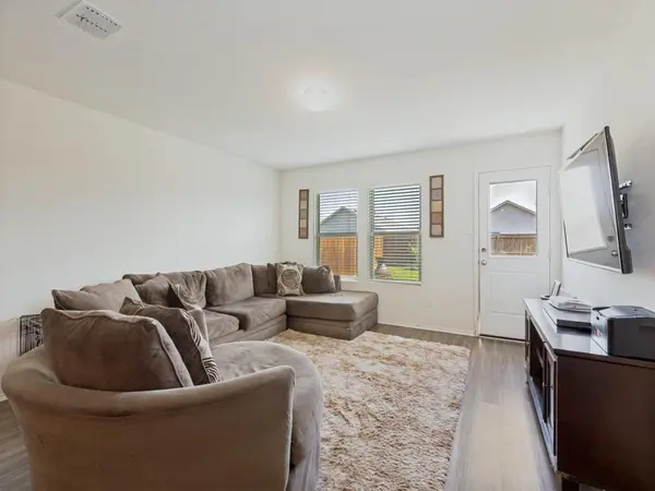 409 Falling Star Drive, Fort Worth, TX 76052