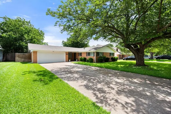 5609 Westcreek Drive, Fort Worth, TX 76133