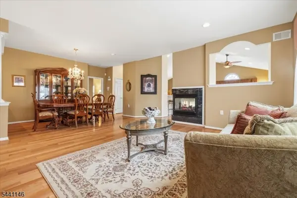 43 Renaissance Blvd, Franklin Twp., NJ 08873
