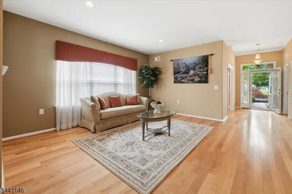 43 Renaissance Blvd, Franklin Twp., NJ 08873