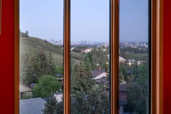 42 Edgeland Close NW, Calgary, AB T3A 3B1