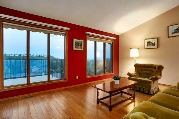 42 Edgeland Close NW, Calgary, AB T3A 3B1
