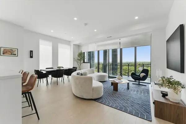 1 Hillsdale AVE W #1006, Toronto C03, ON M4S 0E5