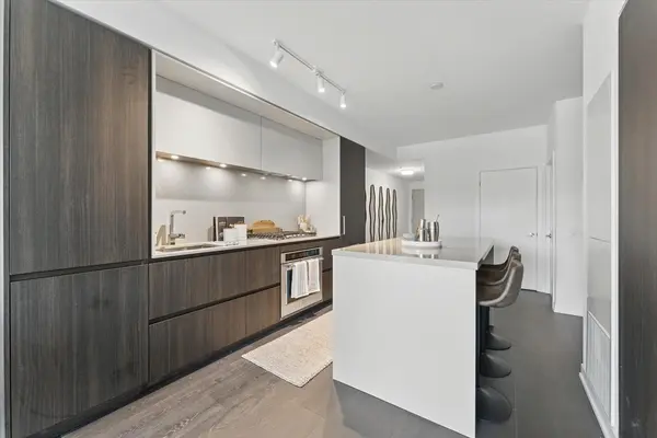 1 Hillsdale AVE W #406, Toronto C03, ON M4S 0E5