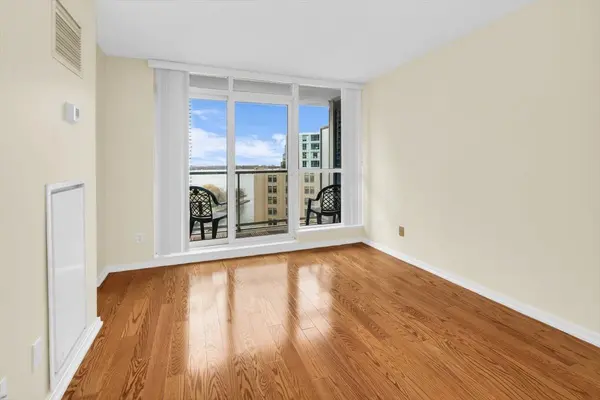 208 Queens Quay W #1104, Toronto C01, ON M5J 2Y5