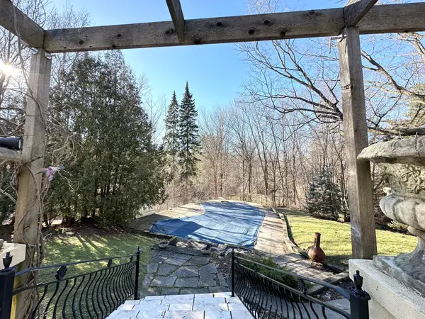 16 Brian Cliff DR, Toronto C13, ON M3B 2G2