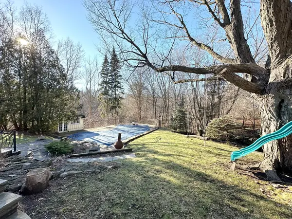 16 Brian Cliff DR, Toronto C13, ON M3B 2G2